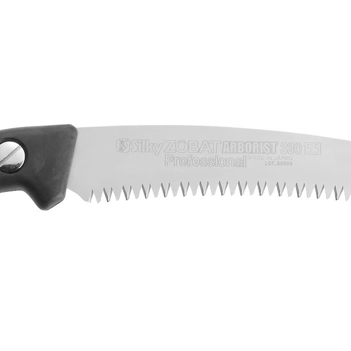 Gros plan sur la lame métallique dentelée de la scie à main Zübat 330-5.5 avec inscription gravée Silky ZÜBAT ARBORIST 330 5.5 Professional