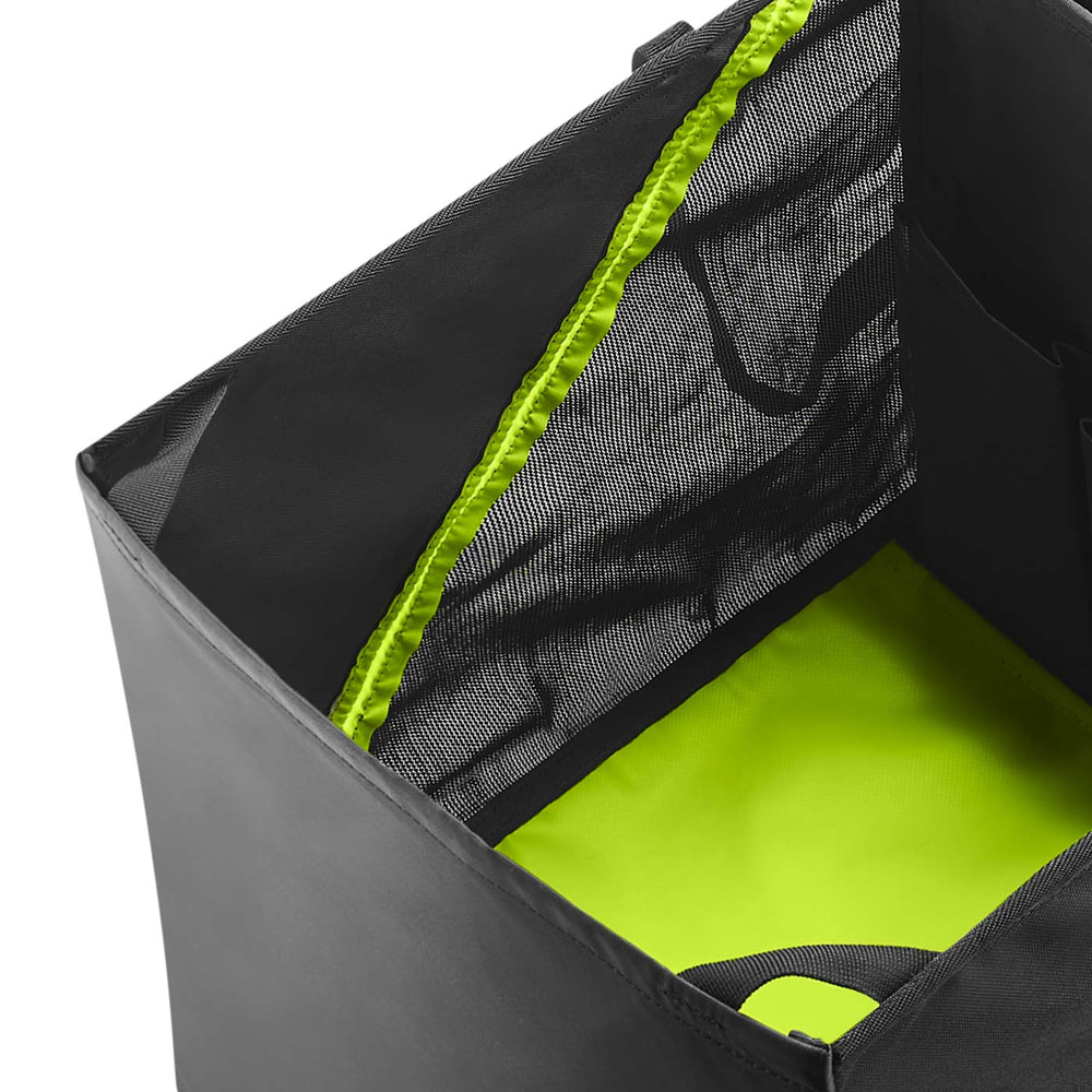 Gros plan de l’intérieur du sac noir et vert avec tissu en maille et accents verts