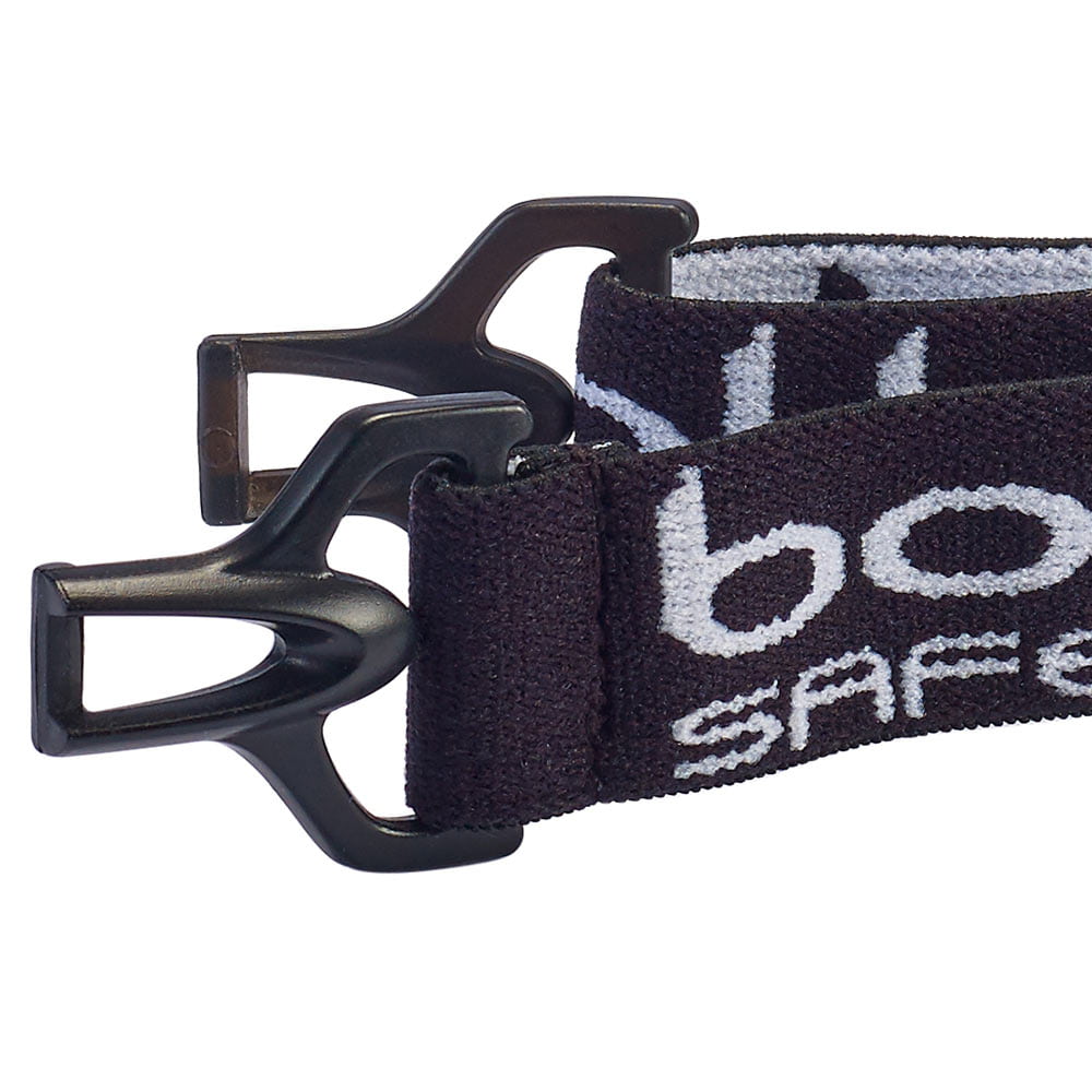 Gros plan du fermoir noir et de l’élastique noir avec inscription blanche « bollé SAFETY » du kit de pièces de rechange Baxter