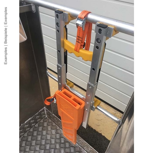 Adaptateur de fixation panier de travail Premium monté sur un garde-corps métallique avec sangle orange et porte-outils orange, fabricant non visible