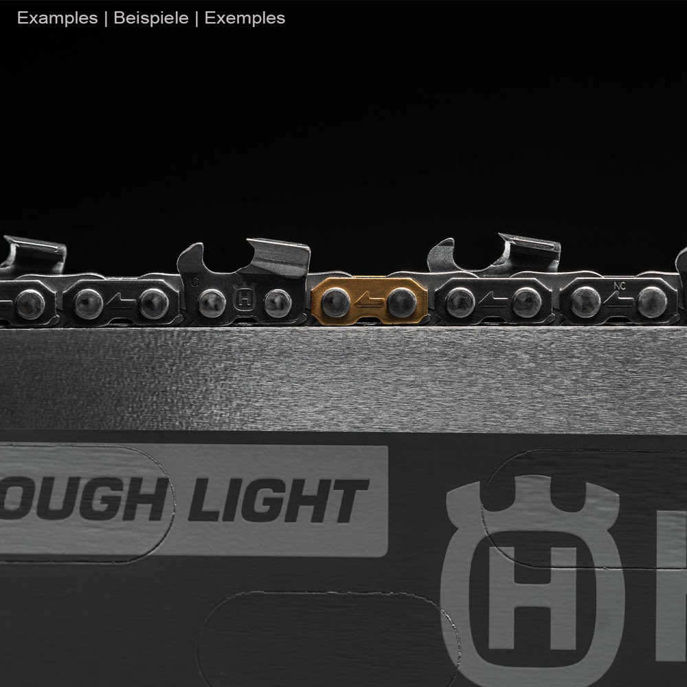 Gros plan du Husqvarna X-Tough Light Rail 36/3/8 avec maillons de chaîne noirs et dorés sur le rail avec fond gris et logo