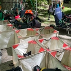 Godet pliant SINGLE, plusieurs seaux pliables blancs avec des coins rouges à l’extérieur, en arrière-plan du matériel d’escalade