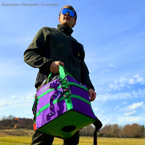 Personne portant le sac Palmu 32 en violet et vert à la main, fabricant Palmu visible