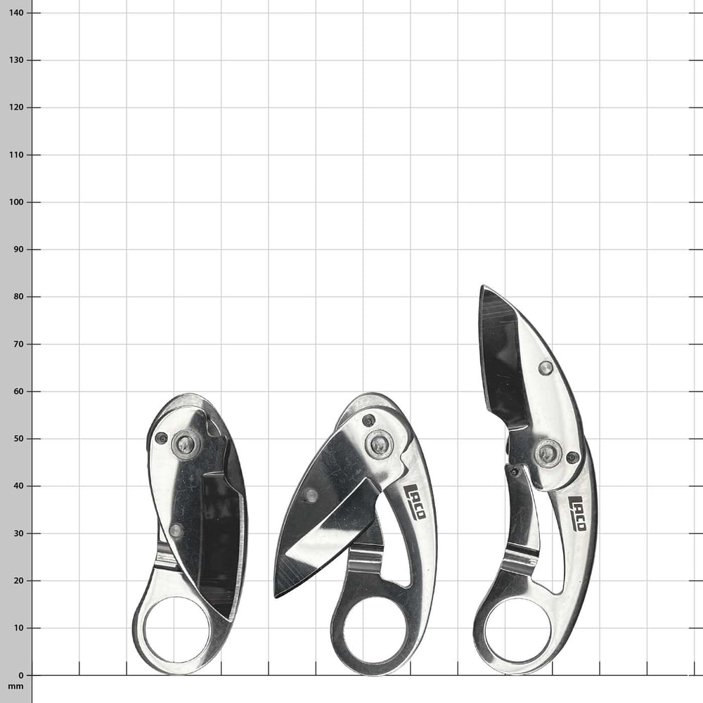 Trois mini couteaux Straight Cut de Laco dans différents états d’ouverture sur un fond à carreaux, le premier couteau est fermé, le deuxième à moitié ouvert, le troisième complètement ouvert