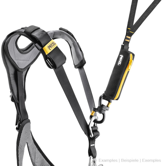 Harnais d’escalade Petzl en noir avec détails jaunes et diverses sangles