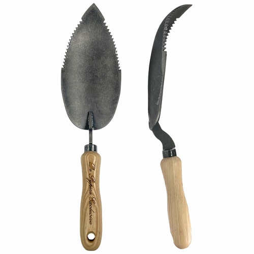 Pelle de jardin Root Ranger avec lame en métal dentelée et manche en bois avec lettrage exclusif De Hyppee, vue de face et de côté