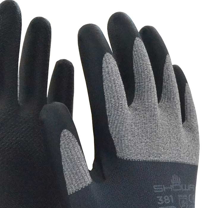 Gros plan des gants de travail Showa 381, concentrez-vous sur le dos en tissu gris et le bout des doigts noir avec le nom du fabricant et le numéro de modèle visibles.