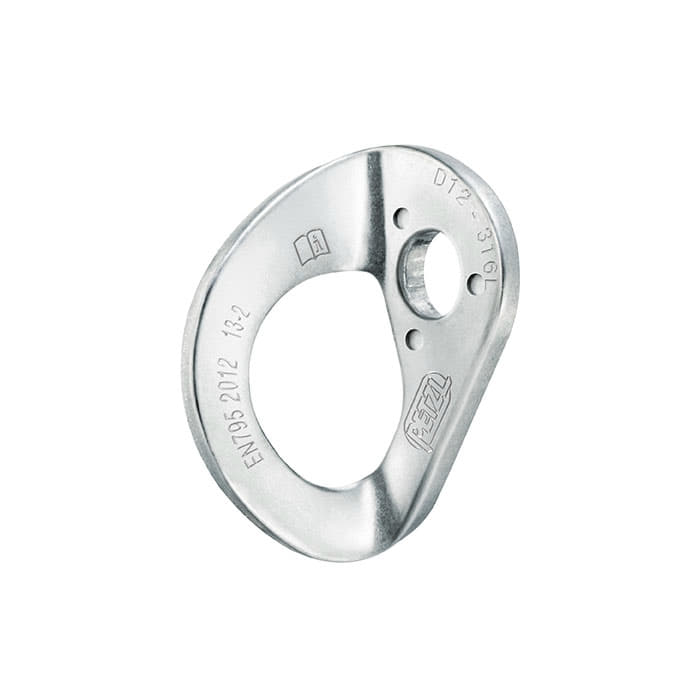 Coeur Stainless 12 de Petzl, pièce en métal argenté de forme ovale et un grand trou au milieu
