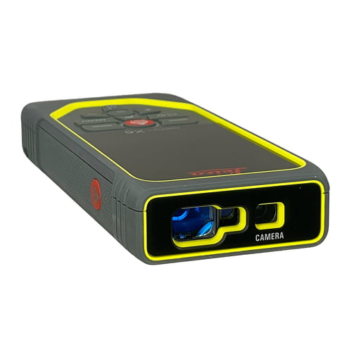 Télémètre laser Leica Disto X6 vu du haut avec caméra visible et ouverture laser, boîtier gris avec bordure jaune, fabricant Leica Geosystems