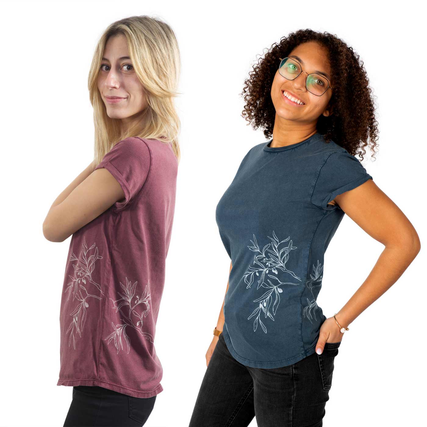 Deux femmes portent des T-shirts avec l’imprimé « Rameau d’olivier », l’un en bordeaux et l’autre en bleu foncé, tous deux avec des motifs de branches d’olivier blanches sur les côtés.