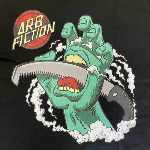 Gros plan de l’impression sur le t-shirt noir avec la main verte, la scie et le logo rouge « ARB FICTION », nom du produit Screaming Hand