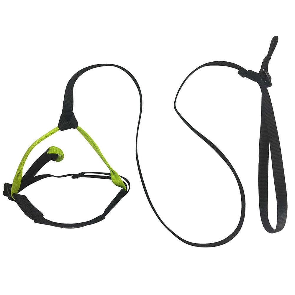 Prostep II d’Edelrid, un ensemble de via ferrata noir et jaune avec baudrier, boucles et mousquetons, posé sur fond blanc