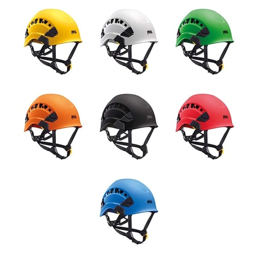 Sept casques Petzl Vertex Vent en jaune, blanc, vert, orange, noir, rouge et bleu avec mentonnières noires et trous d’aération