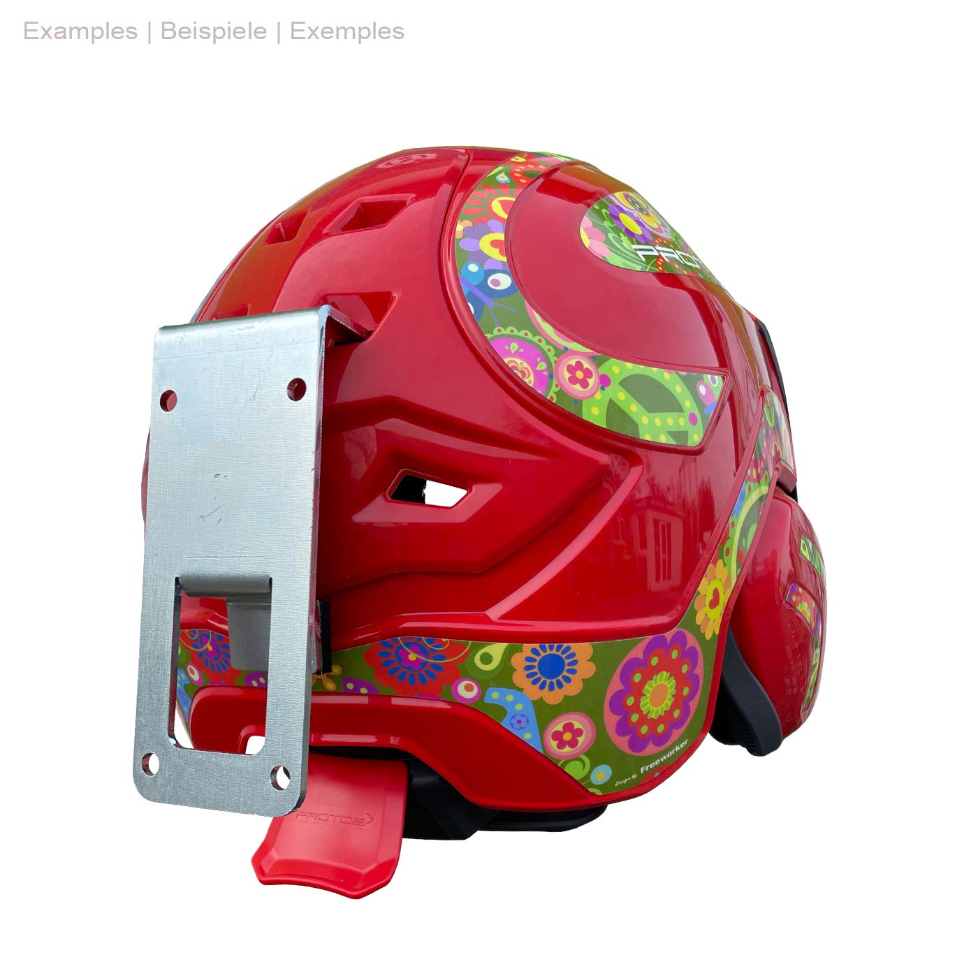 Casque PROTOS® rouge avec motif floral coloré et support mural PROTOS® argenté monté, vue arrière