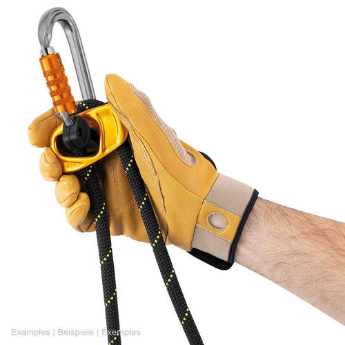Main avec un gant de travail jaune tenant l’appareil en métal jaune avec une corde noire et un mousqueton argenté