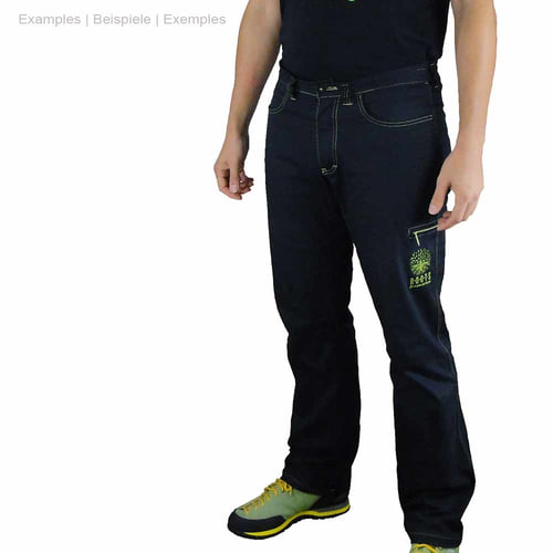 Les pantalons d’extérieur Roots Pure en noir sont portés par une seule personne, les jambes, les hanches et les mains visibles, couture verte et broderie verte d’un arbre avec l’inscription « ROOTS freeworker » sur la jambe du pantalon