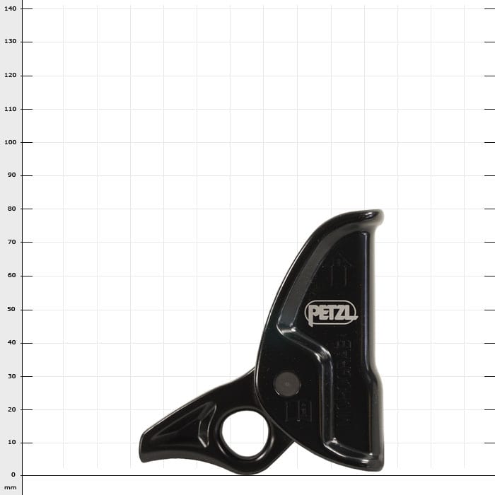 Micrograb de Petzl, aire de jeux noire avec poignée ronde et flèche vers le haut sur fond de grille blanche