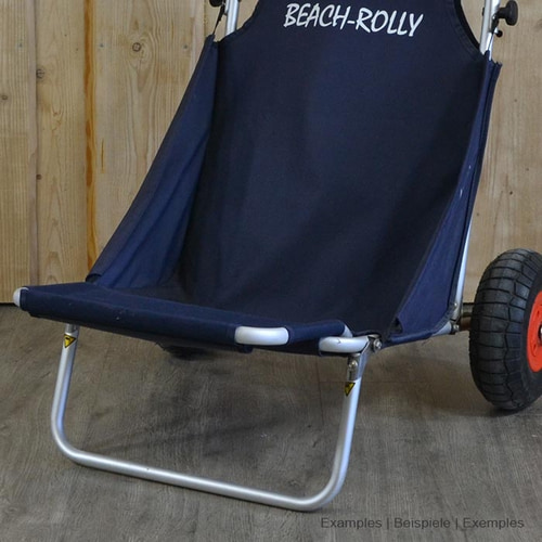 Barre de chargement en tissu bleu foncé sur un fauteuil roulant de plage, gros plan de la barre de chargement et du cadre en métal