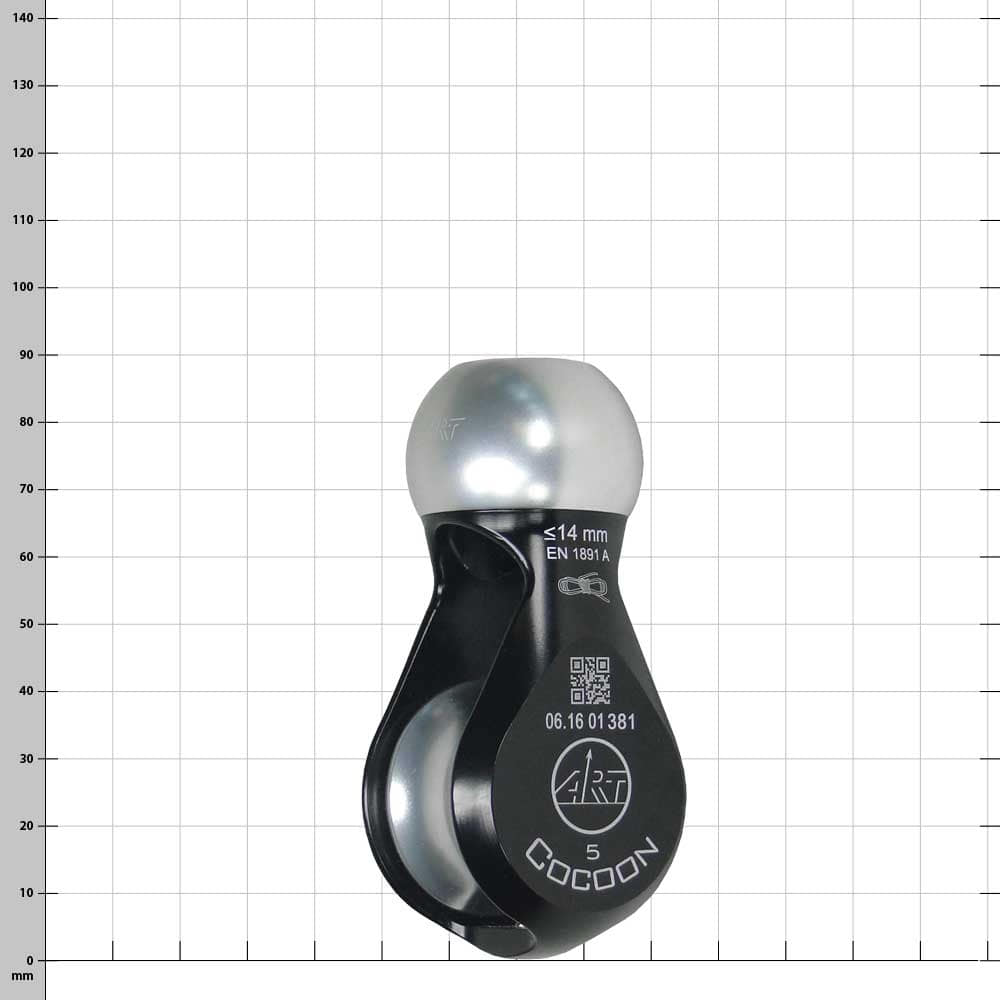 Cocoon 5, élément en rouleau de corde noir et argent avec impressions et code QR, vue légèrement inclinée de face