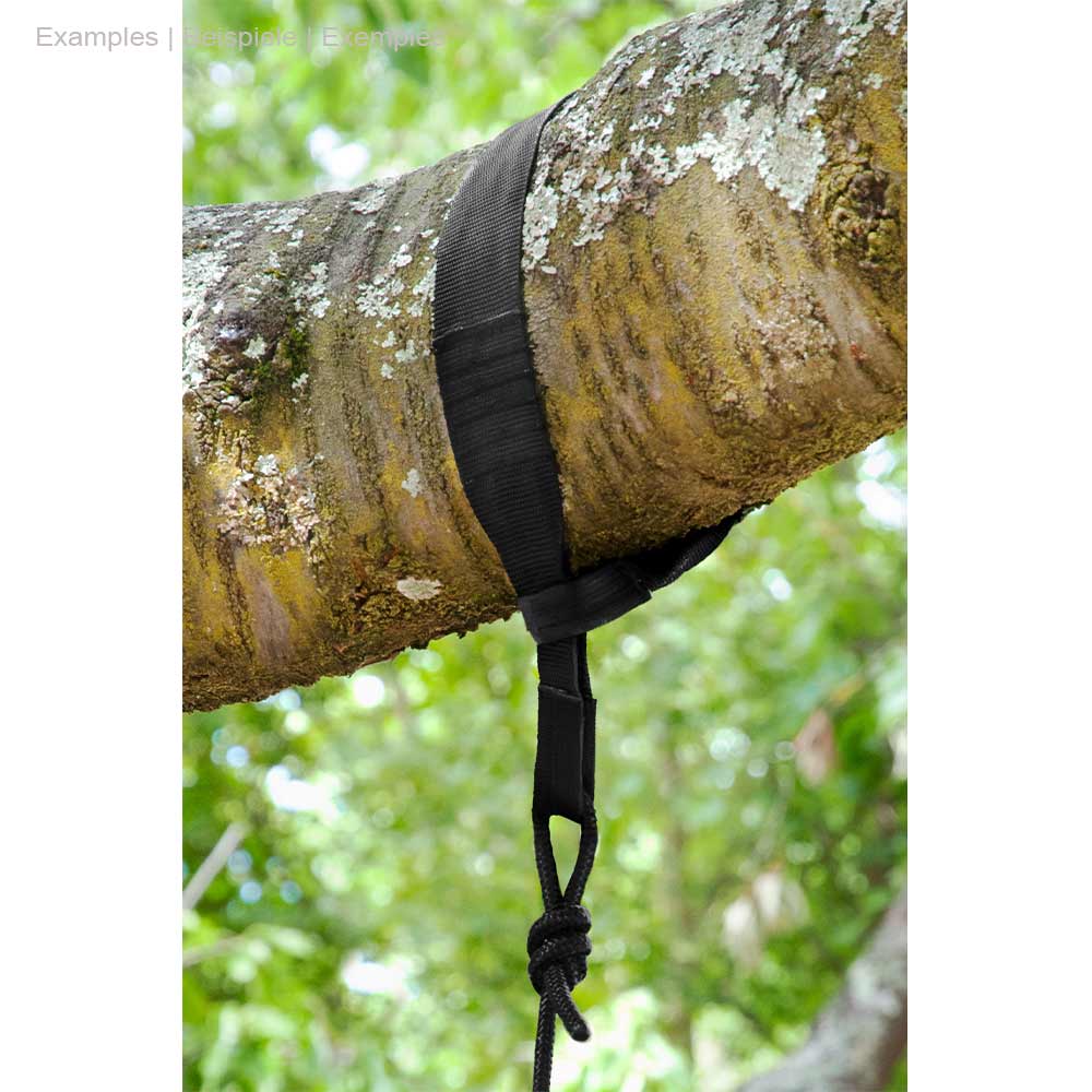 Sangle de siège Black TreeMount attachée autour d’un tronc d’arbre avec de la ficelle et un nœud, feuilles vertes visibles en arrière-plan