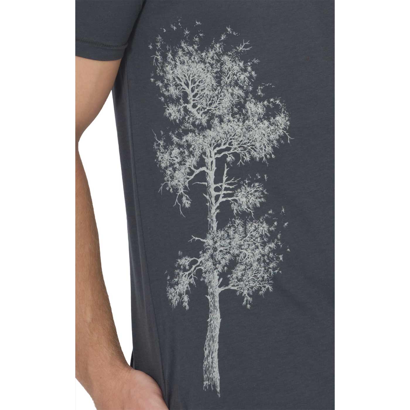 Gros plan de l’imprimé d’un arbre blanc sur un t-shirt gris foncé en forme de pin.