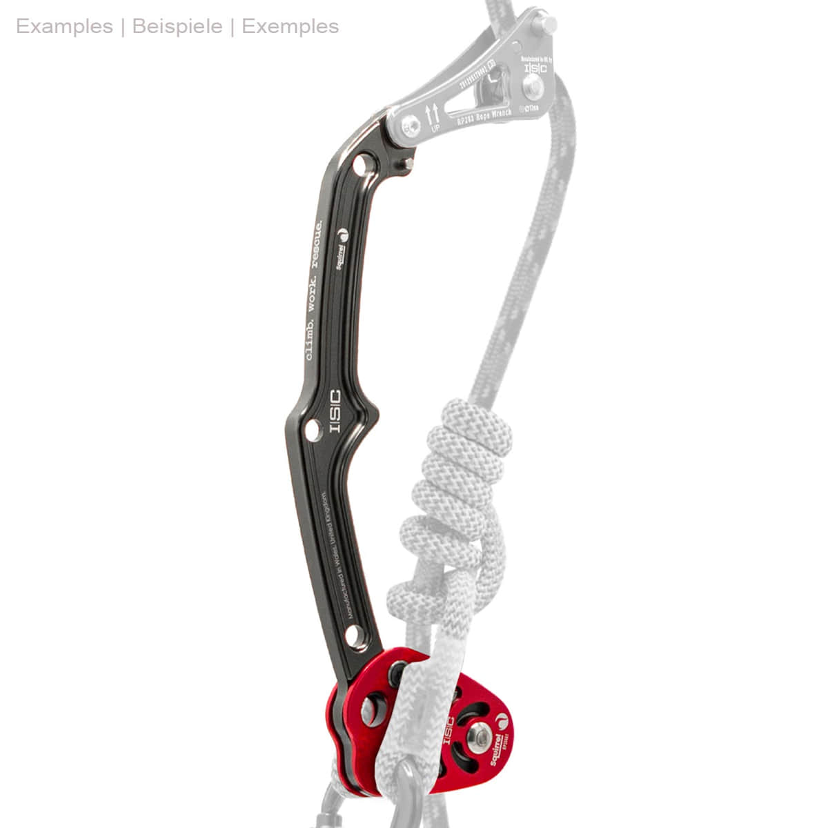 Squirrel Tether, dispositif d’escalade avec bras en métal noir et bloc en aluminium rouge auquel une corde grise avec des nœuds est attachée, des parties de la corde et d’autres équipements sont cachés.