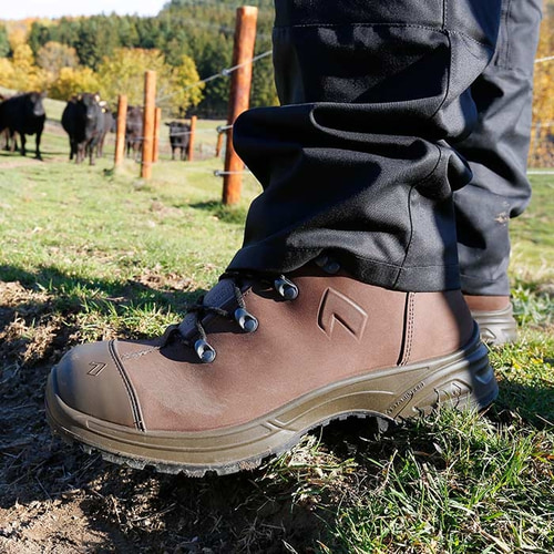 Chaussure de travail Airpower XR26 marron sur un pied avec pantalon noir, nom du fabricant non visible