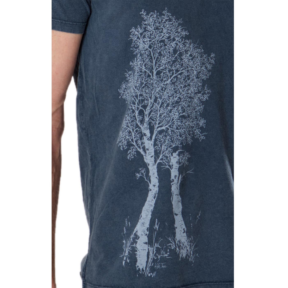 Détail du motif de l’arbre blanc sur le t-shirt bleu foncé Birch Tree