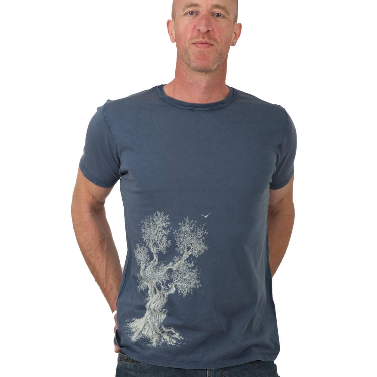 T-shirt olivier, t-shirt bleu foncé à col rond, porté par un homme, avec imprimé blanc d’un olivier sur le devant
