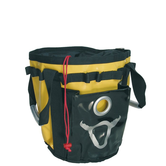 Conteneur standard, jaune et noir en matériau robuste avec poignées noires et cordon de serrage rouge, à l’avant un sac noir avec œillet en métal et symbole gris