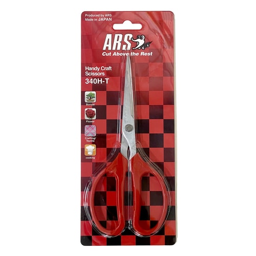 Ciseaux universels ARS 340HT dans un emballage avec motif en damier rouge et poignées rouges, sur l’emballage, il est écrit « Handy Craft Scissors 340H-T » et « Produit par ARS Made in JAPAN »