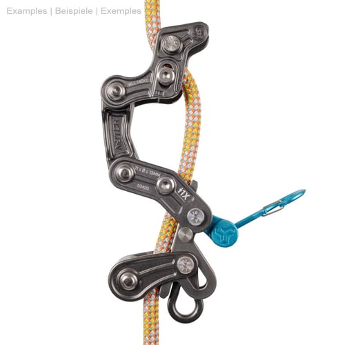 Equipement d’escalade noir avec corde jaune-orange-blanc et mousqueton Magneato bleu attaché à l’appareil