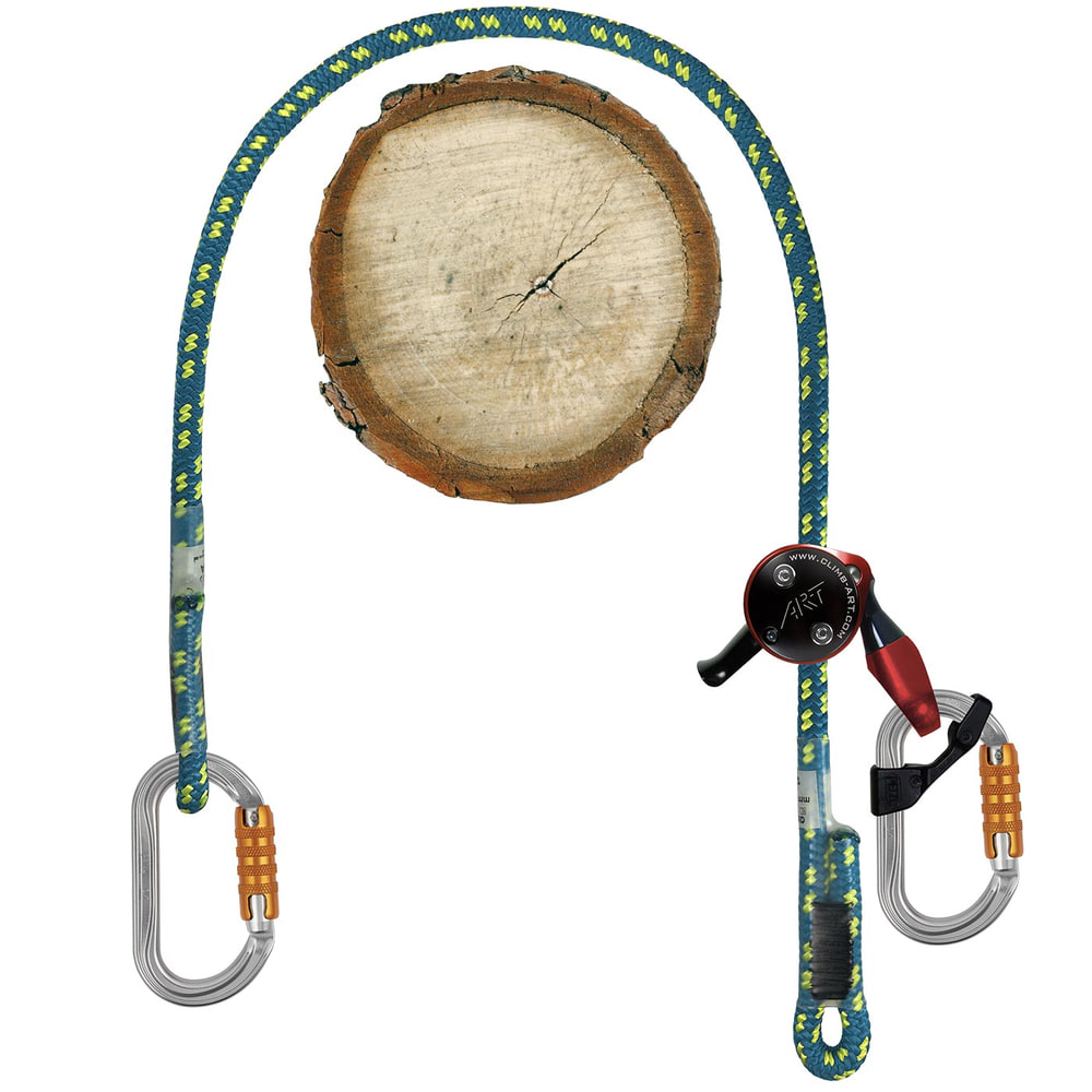 XP-e First Class Swivel Set avec corde bleue et jaune, deux mousquetons argentés avec fermoirs orange et dispositif noir à l’extrémité de la corde, drapé sur un disque en bois