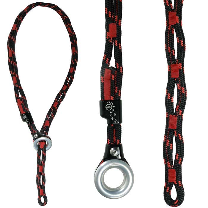 Corde noire et rouge avec anneau en métal et élément en plastique avec l’inscription SnakeTail, en trois vues côte à côte
