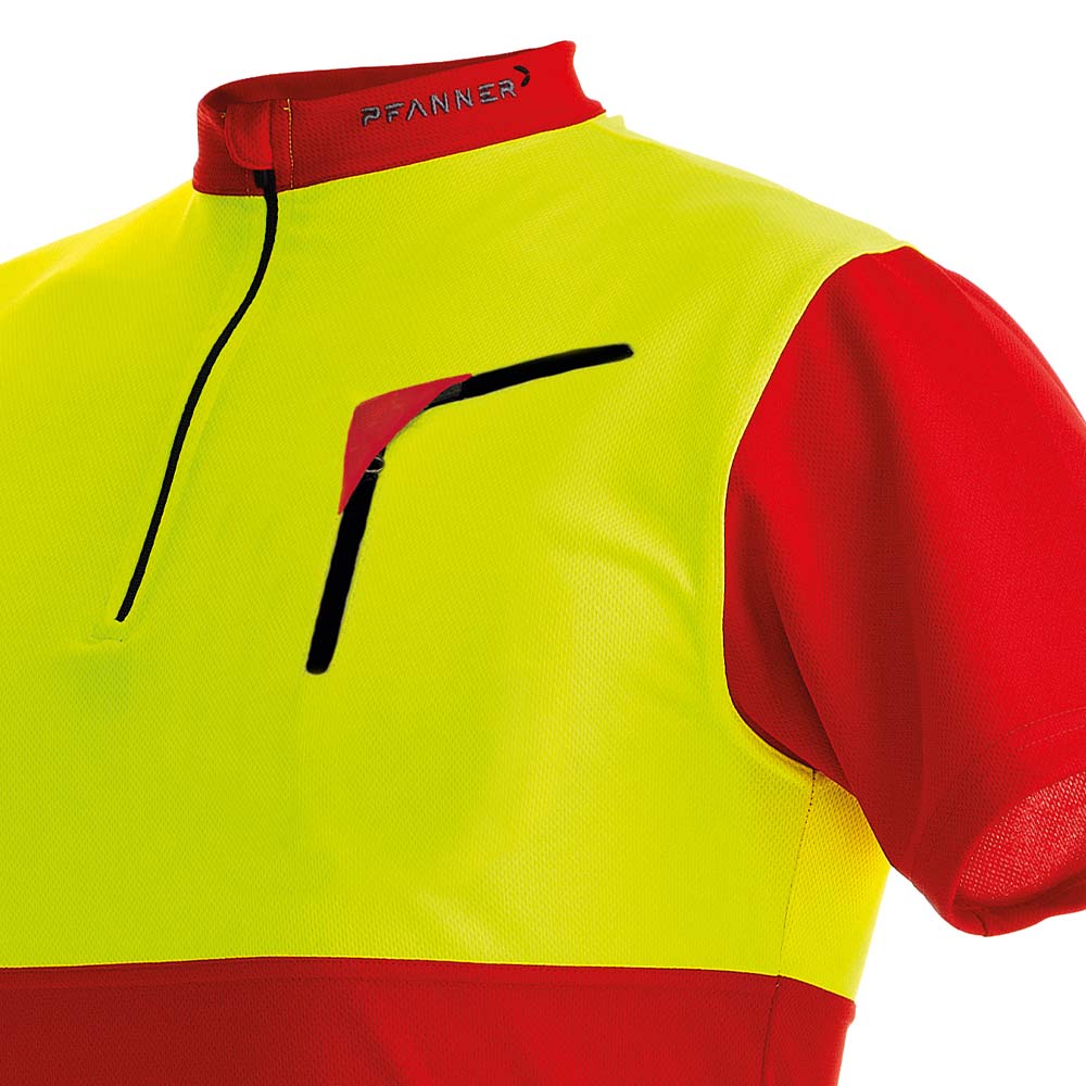 Gros plan de la chemise à col zippé en rouge et jaune avec fermeture éclair et poche poitrine, nom du fabricant Pfanner visible sur le col