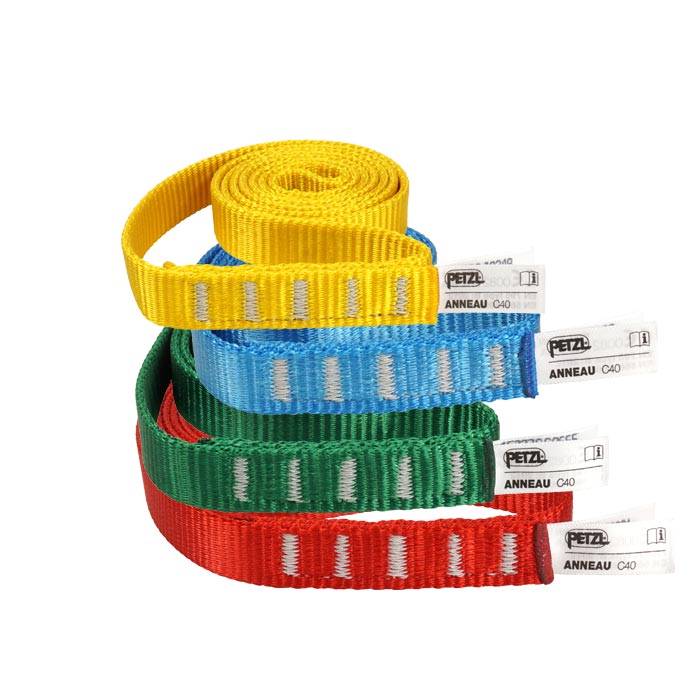 Quatre boucles PETZL Anneau C40 enroulées en jaune, bleu, vert et rouge empilées les unes sur les autres