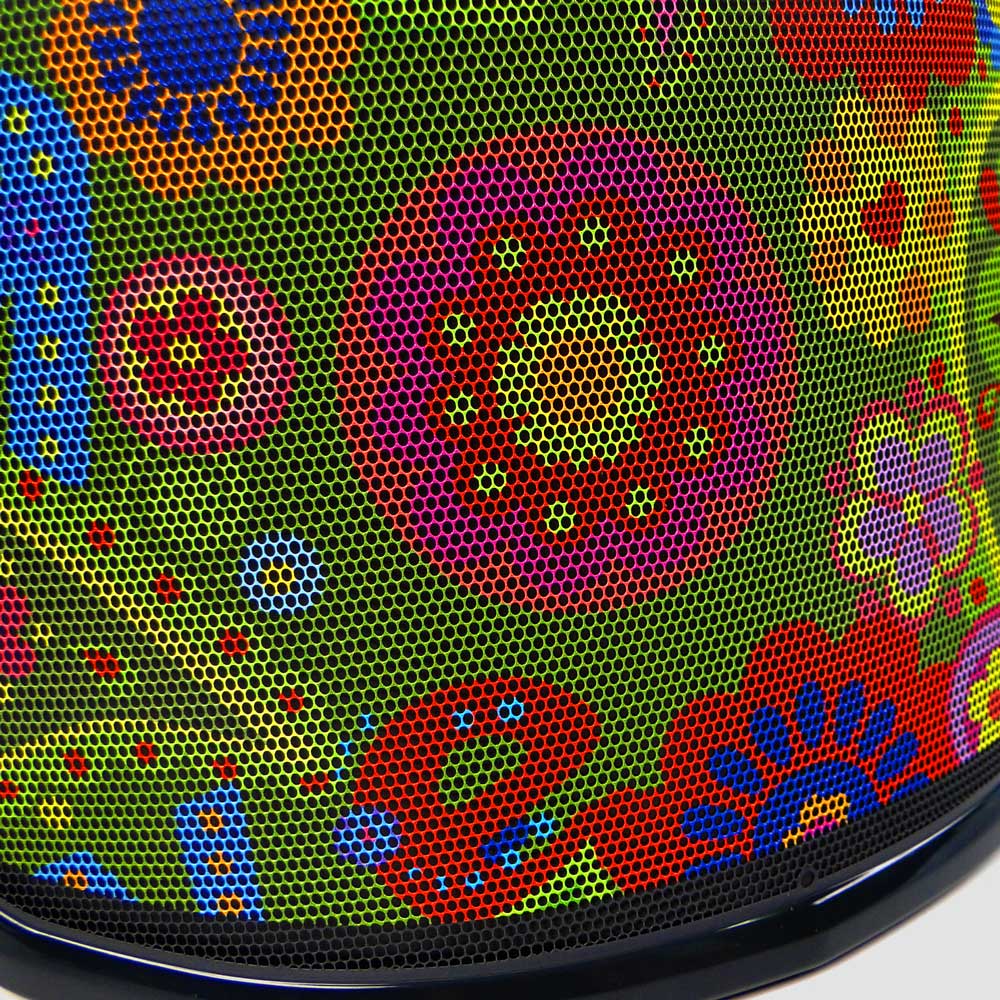 PROTOS® Visor Special Edition Gros plan du motif floral coloré derrière une calandre noire