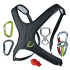 Kit d’agent de secours avec harnais noir, mousquetons verts, gris et bleus, dispositif en métal argenté et fixation de tuyau en plastique rouge