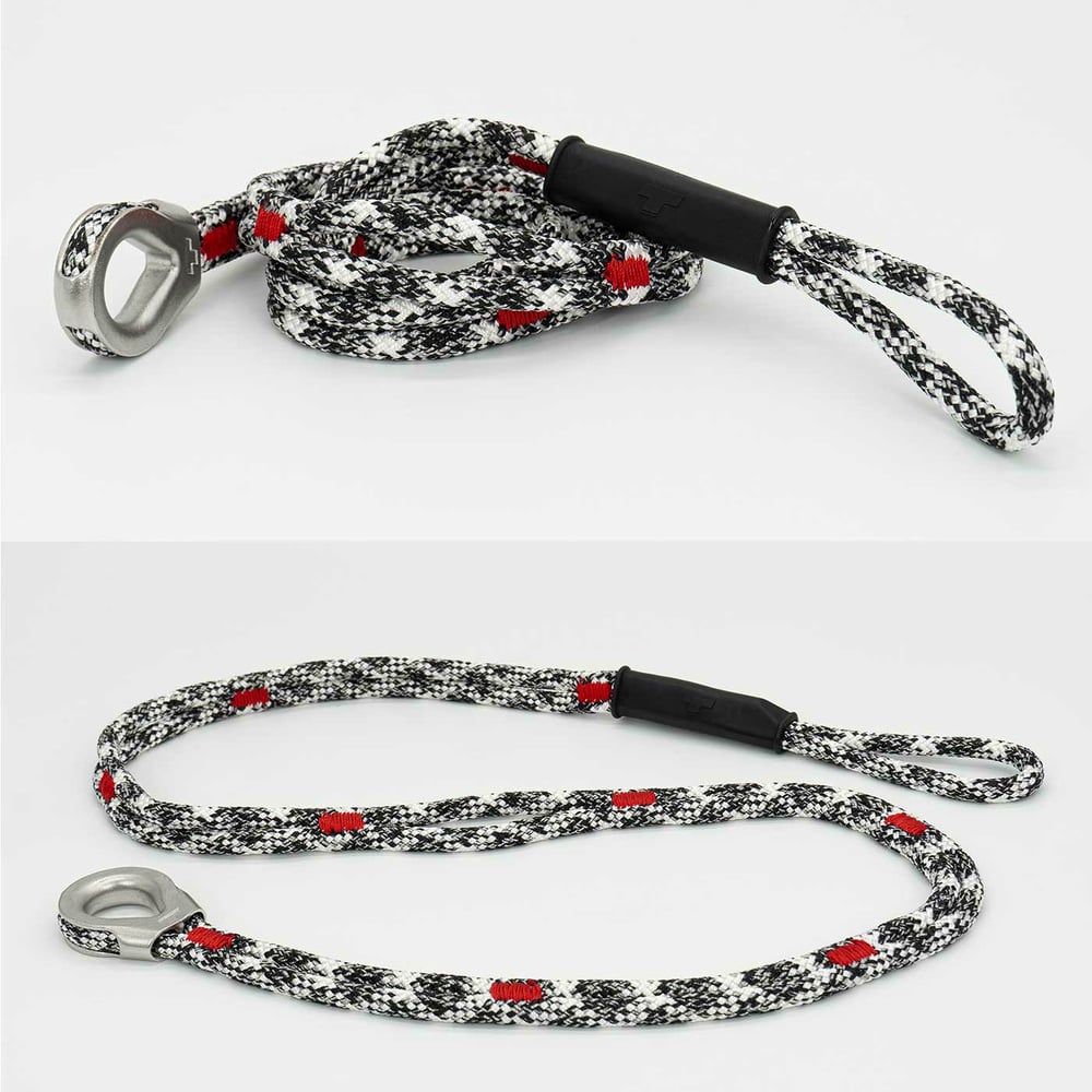 canopyANCHOR Dé à coudre en corde noire, blanche et rouge avec œillet et boucle en métal, posé sur un fond blanc