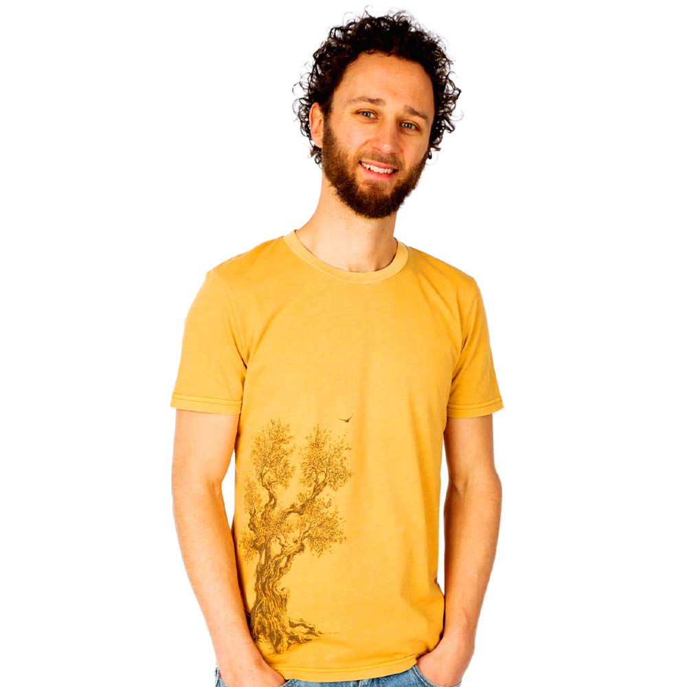 T-shirt Olivier, T-shirt jaune à col rond, imprimé d’un olivier brun, porté par un homme à la barbe et aux cheveux bouclés