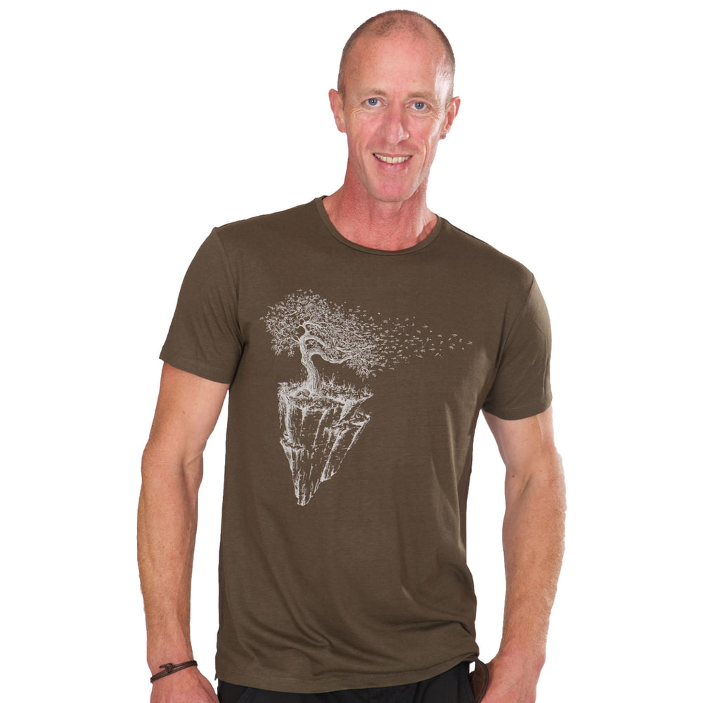 T-shirt islandais vert olive porté par un homme aux cheveux courts