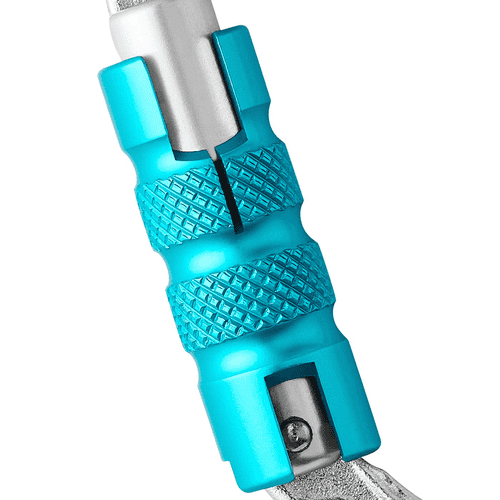 Gros plan du capuchon à vis bleu sur le mousqueton triple ovale en acier électrique