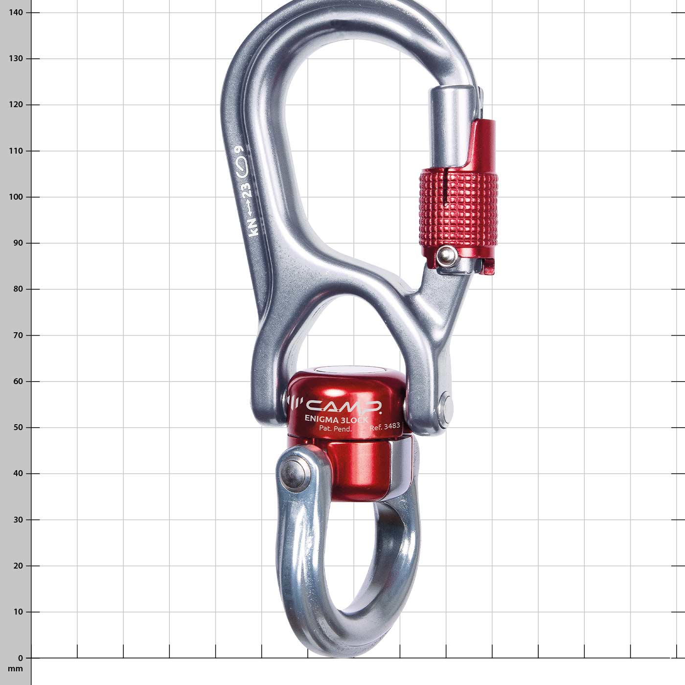 Enigma 3Lock de CAMP, mousqueton argenté et rouge avec capuchon à vis et maillon rotatif, sur fond blanc avec grille millimétrique