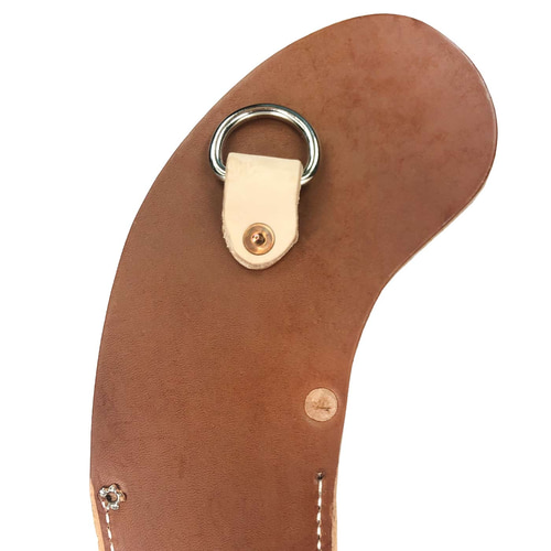 Dos de l’étui en cuir KR/S avec du cuir marron et un anneau en D argenté, fermé par une pièce en cuir plus légère et un rivet en métal