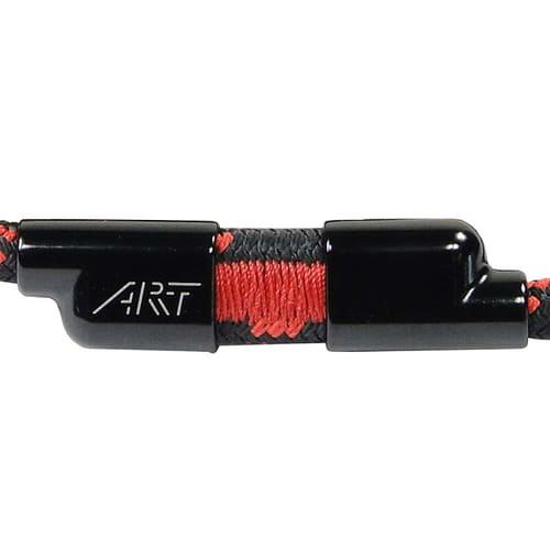 Gros plan du fermoir noir avec fil rouge et logo ART sur la sangle en corde ART