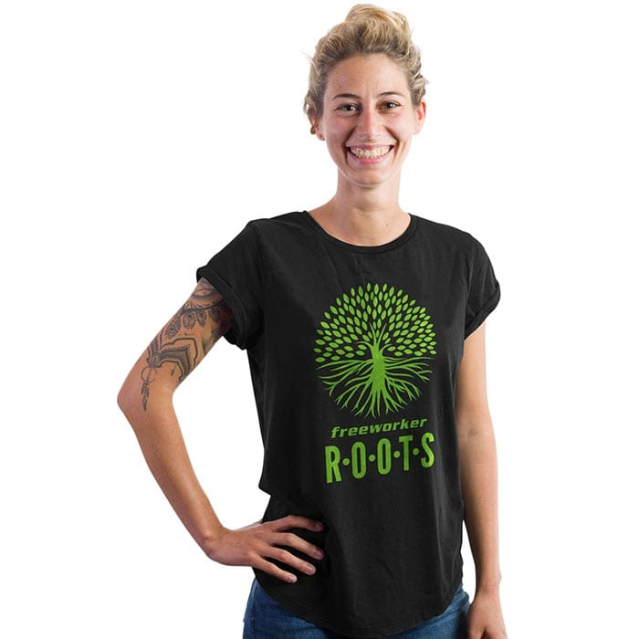 Femme portant un T-shirt noir avec le logo de l’arbre vert et l’inscription « freeworker ROOTS », nom du produit Roots Pure Women