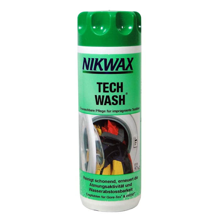 Bouteille Nikwax Tech-Wash avec couvercle vert et étiquette verte avec texte et image d’une machine à laver avec des vêtements dessus