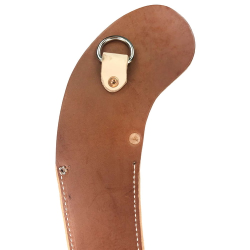 Détail de l’étui en cuir KR avec anneau en métal sur un bracelet en cuir clair et cuir marron avec surpiqûres blanches