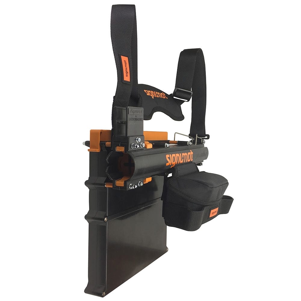 ArboTag Magazine Plus de signmat, magazine noir avec détails orange, deux sangles de transport noires avec rembourrage et logo signmat, vue latérale sous un angle différent