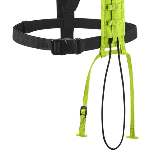 Coffre élastique TreeRex d’Edelrid, gros plan de la boucle noire et des bandes élastiques vertes et noires sur la partie inférieure de la sangle